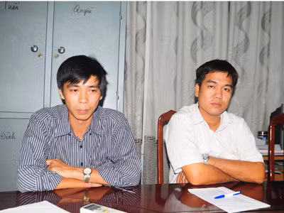 Lái xe khách Hoàng Minh Tuấn (áo trắng) và anh trai Hoàng Mạnh Hòa tại trụ sở Công an phường Quang Trung (Đống Đa, Hà Nội). Ảnh: Tuấn Nguyễn