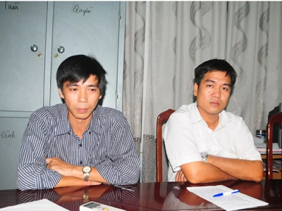 Lái xe khách Hoàng Minh Tuấn (áo trắng) và anh trai Hoàng Mạnh Hòa tại trụ sở Công an phường Quang Trung (Đống Đa, Hà Nội). Ảnh: Tuấn Nguyễn