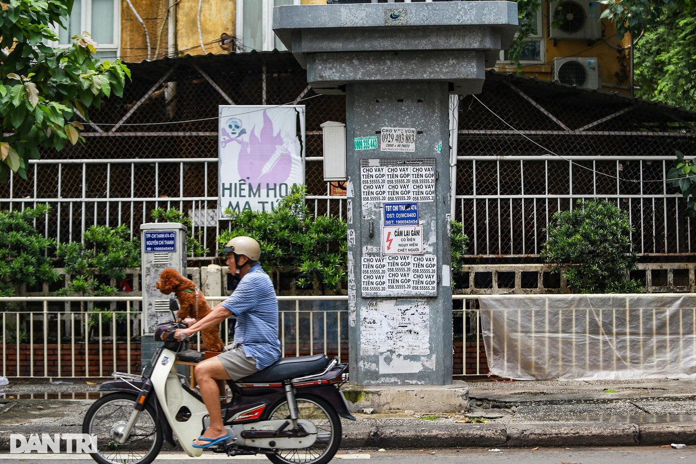 Hoạt động bóc gỡ, tẩy xóa quảng cáo trái phép trên địa bàn thành phố nhằm hưởng ứng chương trình của Ban chỉ đạo 138 UBND TPHCM. Công an thành phố đã triển khai lực lượng thanh niên đi khắp các quận, huyện để hỗ trợ cơ sở. Trong ảnh là một trụ điện trên đường Nguyễn Chí Thanh (phường 12, quận 5) bị dán chi chít quảng cáo cho vay tín dụng. Hoạt động bóc gỡ, tẩy xóa quảng cáo trái phép trên địa bàn thành phố nhằm hưởng ứng chương trình của Ban chỉ đạo 138 UBND TPHCM. Công an thành phố đã triển khai lực lượng thanh niên đi khắp các quận, huyện để hỗ trợ cơ sở. Trong ảnh là một trụ điện trên đường Nguyễn Chí Thanh (phường 12, quận 5) bị dán chi chít quảng cáo cho vay tín dụng.