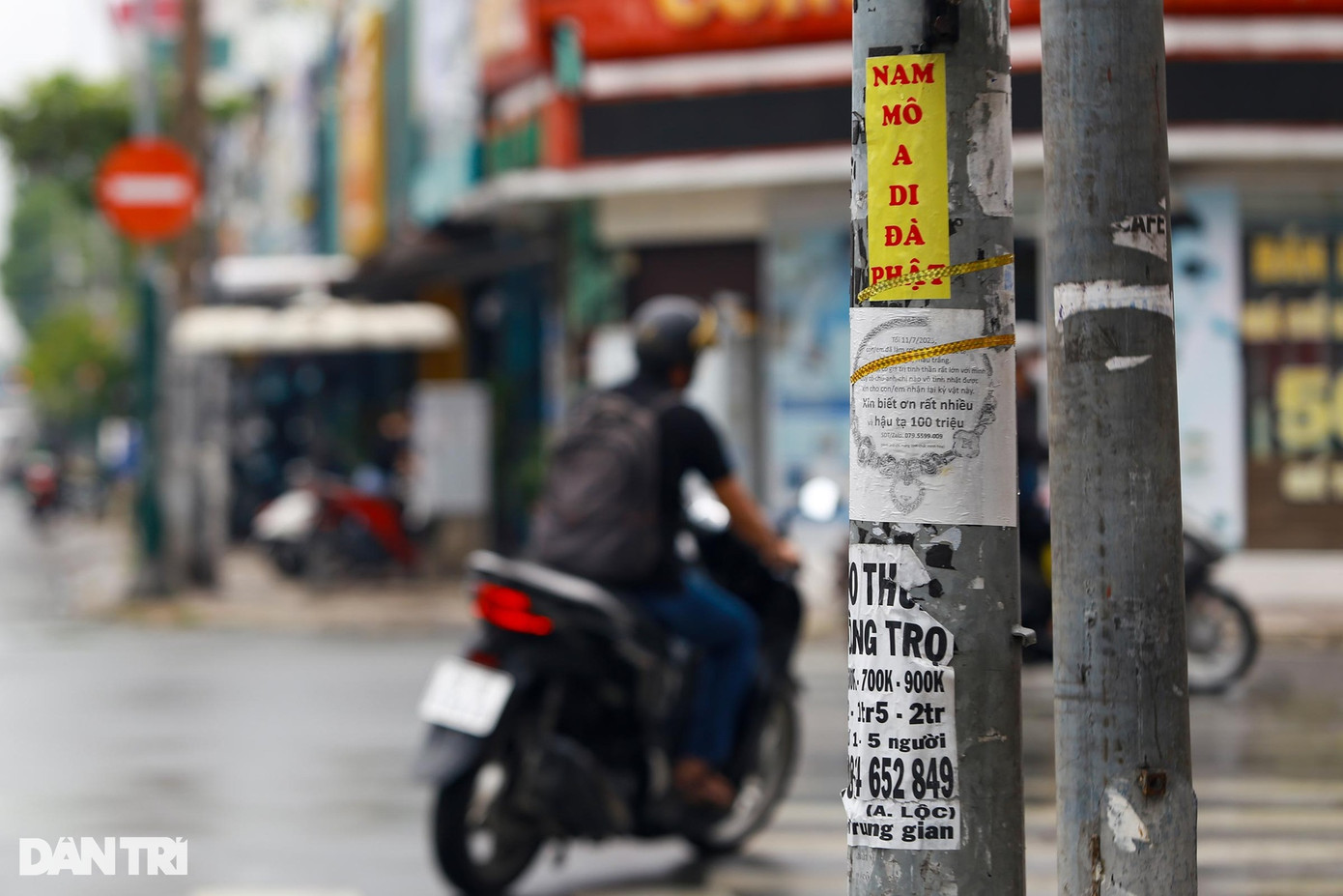 Phần lớn nội dung quảng cáo liên quan đến cho vay tài chính, thông hút bể phốt, còn một số các nội dung khác về tìm chó mèo lạc, cho thuê, bán nhà... "Các đối tượng dán quảng cáo sai quy định thao tác rất nhanh, quét keo sẵn trên giấy đi qua cột đèn điện ốp mạnh vào cột một phát là dính, thậm chí không cần dừng xe", người dân phản ánh. Phần lớn nội dung quảng cáo liên quan đến cho vay tài chính, thông hút bể phốt, còn một số các nội dung khác về tìm chó mèo lạc, cho thuê, bán nhà... "Các đối tượng dán quảng cáo sai quy định thao tác rất nhanh, quét keo sẵn trên giấy đi qua cột đèn điện ốp mạnh vào cột một phát là dính, thậm chí không cần dừng xe", người dân phản ánh.