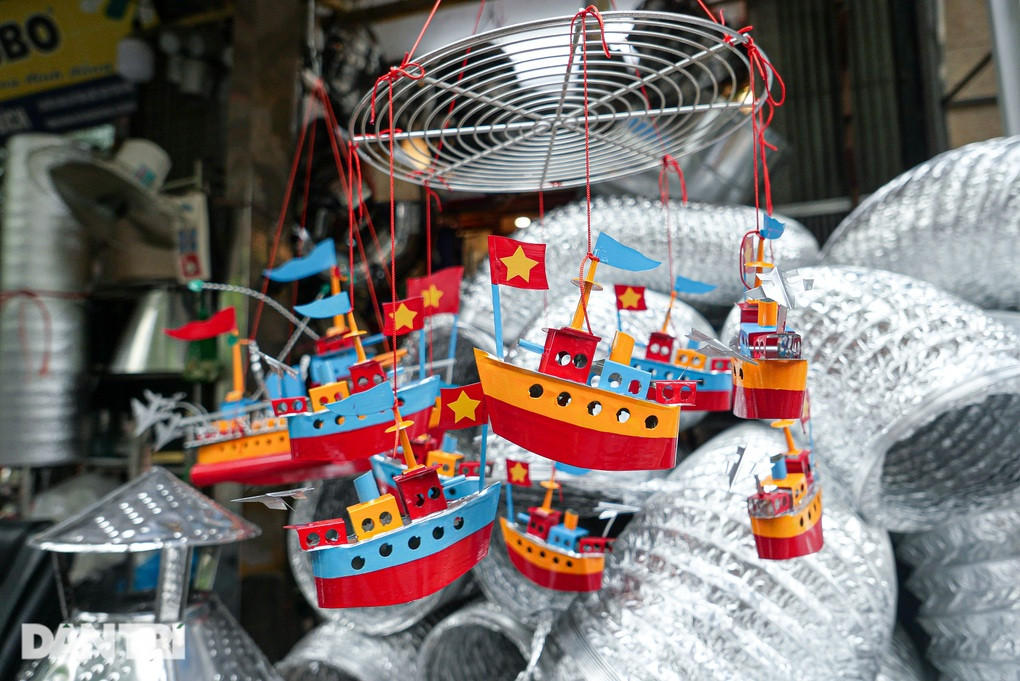 Được làm thủ công từ những miếng thép, chiếc tàu không chỉ nổi được trên mặt nước mà còn có thể phát ra tiếng kêu "phành phạch" y như một chiếc tàu thủy thật (Ảnh: Toàn Vũ).