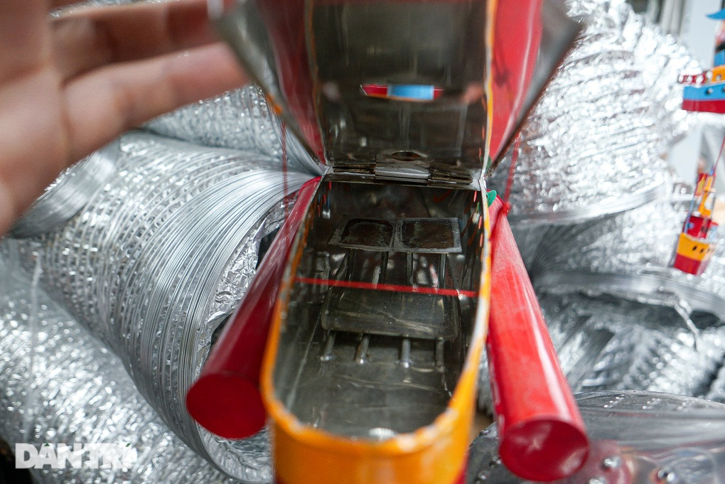 Bên trong món đồ chơi tàu thủy bằng sắt tây (Ảnh: Toàn Vũ).