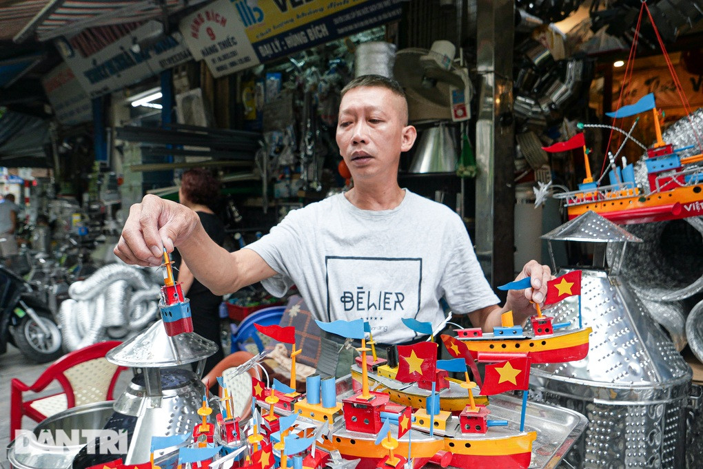 "Do làm bằng tay nên người thợ phải làm 2-3 ngày mới hoàn thành một chiếc tàu sắt. Người làm không chỉ phải kiên trì, nhẫn nại mà cần hết sức khéo léo", anh Thường chia sẻ (Ảnh: Toàn Vũ).