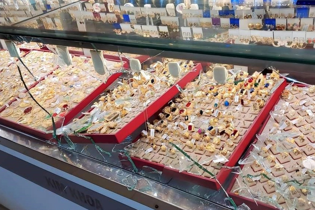 Tủ kính của tiệm vàng bị đập bể (Ảnh: Phú Khánh).