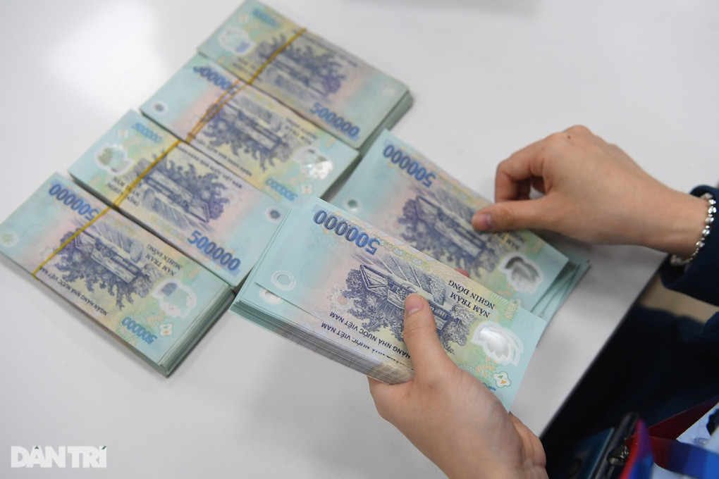 Lần đầu tiên bổ sung tiền thưởng vào quỹ lương cho công chức (Ảnh minh họa: Mạnh Quân).