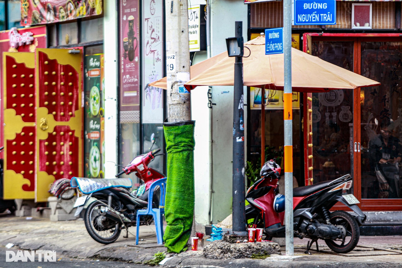 Tại quận 5, chính quyền đã có mô hình "mặc áo cỏ nhựa" cho các trụ điện, vừa làm đẹp phố phường, vừa góp phần ngăn chặn quảng cáo "bẩn" cách đây 4 năm. Tại quận 5, chính quyền đã có mô hình "mặc áo cỏ nhựa" cho các trụ điện, vừa làm đẹp phố phường, vừa góp phần ngăn chặn quảng cáo "bẩn" cách đây 4 năm.