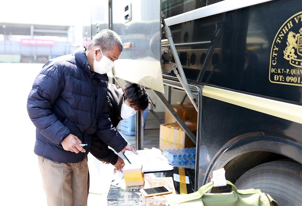 Quản lý nhà xe Đức Lan tuyến Hà Nội-Nghệ An cho biết: "Doanh nghiệp có 11 đầu xe thì mỗi ngày chạy chỉ được 2 đến 3 xe, trong khi đó giá xăng tăng cao mà giá vé vẫn giữ nguyên theo quy định. Trước đây chi phí bình thường để một xe chạy khoảng 3 đến 4 triệu đồng thì nay lên đến 6 triệu đồng. Nói chung doanh nghiệp rất khó khăn".