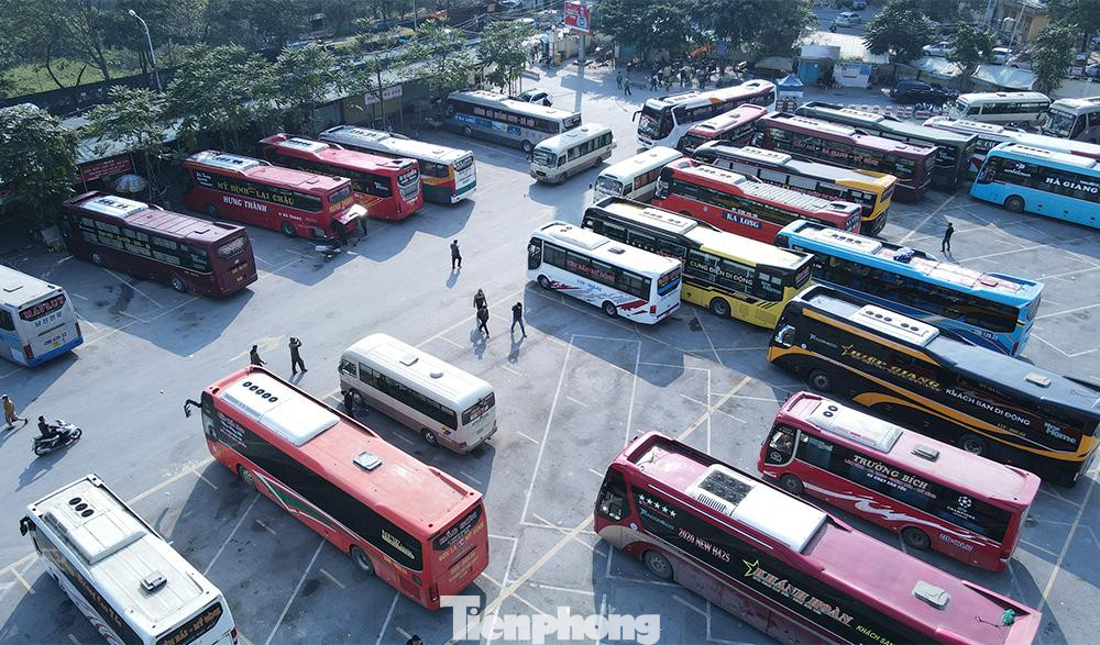 Lái xe Nguyễn Bằng chạy tuyến Hà Nội - Hà Giang cho biết, từ qua Tết đến nay, anh và nhiều đồng nghiệp luôn trong tình cảnh mỗi chuyến chỉ có vài ba hành khách. "Đã vậy, giá xăng dầu liên tục tăng cao thời gian qua khiến hoạt động vận tải đã khó càng thêm khó. Không chạy thì không có việc, nhưng càng chạy càng lỗ", anh Bằng nói.