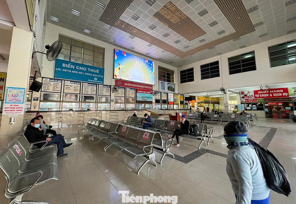 Tại bến xe Mỹ Đình chiều 24/2 cũng lèo tèo vài khách ngồi chờ