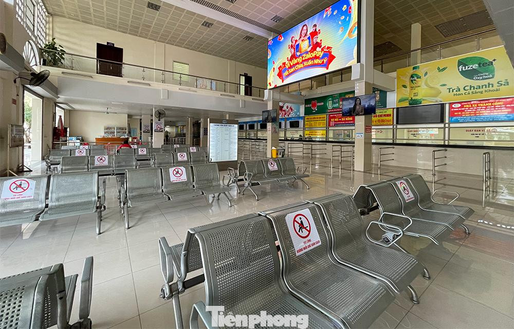 Nhà chờ của bến xe Giáp Bát (Hà Nội) sáng 25/2 vắng vẻ, đìu hiu.