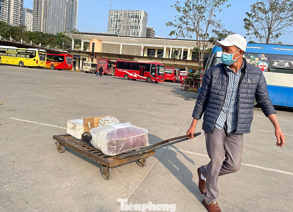 "Khách giờ vắng lắm, chủ yếu toàn gửi đồ là chính thôi", một người chuyên vận chuyển đồ trong bến xe cho biết.