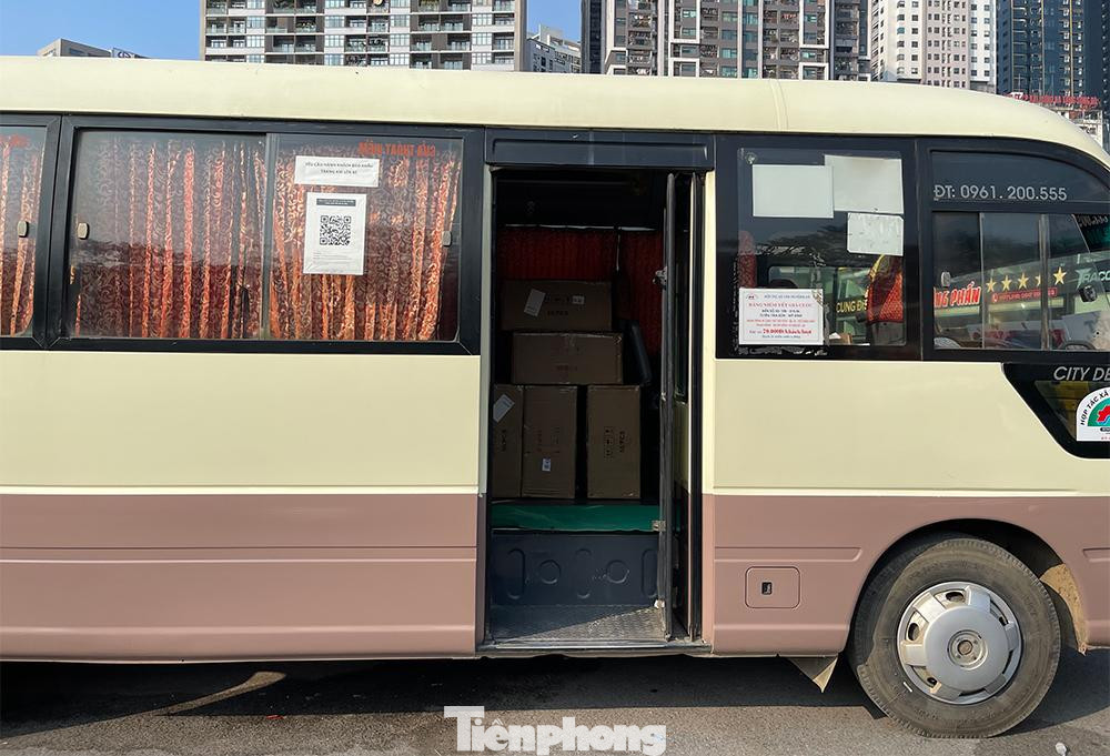 Một xe thay vì chở khách giờ toàn chở đồ