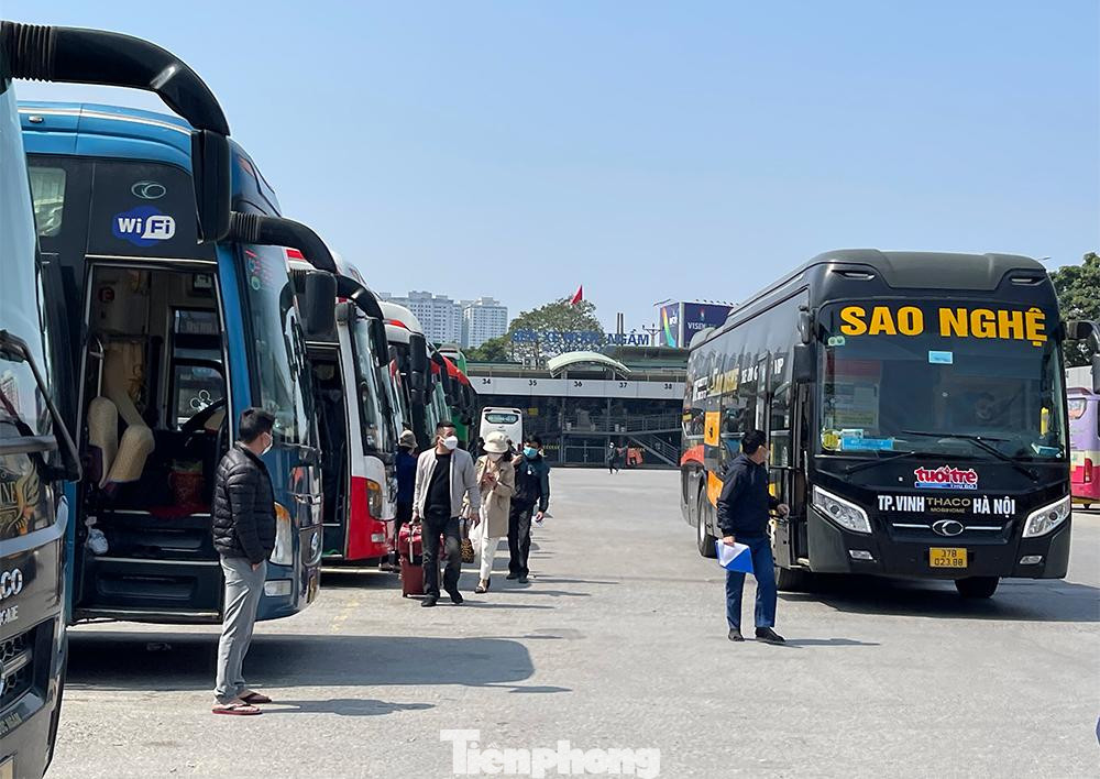 Bến xe Nước Ngầm sáng 25/2 cũng chỉ có lác đác vài hành khách.
