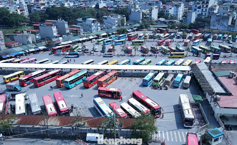 Toàn cảnh bến xe nhìn từ trên cao. Rất nhiều xe nằm chờ khách. Anh Minh, chủ một xe khác tuyến Hà Nội-Nam Định than thở: "Chưa khi nào thảm như vậy. Buổi sáng, xe có được 3 khách từ Ninh Bình lên Hà Nội. Còn chiều ngược lại đến giờ chưa có ai. Giá xăng dầu tăng mà giá vé vẫn giữ nguyên, khiến tôi muốn nghỉ mà cũng không nghỉ được".