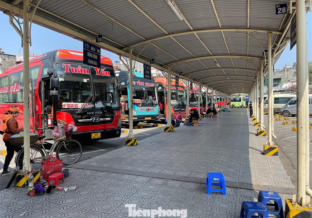 Ở hành lang dẫn ra bãi để xe của bến Giáp Bát, tài xế và phụ xe nhiều hơn cả hành khách.