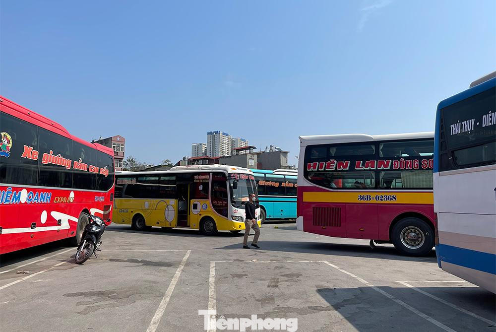 Anh Minh, chủ một xe khác tuyến Hà Nội-Nam Định than thở: "Chưa khi nào thảm như vậy. Buổi sáng, xe có được 3 khách từ Ninh Bình lên Hà Nội. Còn chiều ngược lại đến giờ chưa có ai. Giá xăng dầu tăng mà giá vé vẫn giữ nguyên, khiến tôi muốn nghỉ mà cũng không nghỉ được".