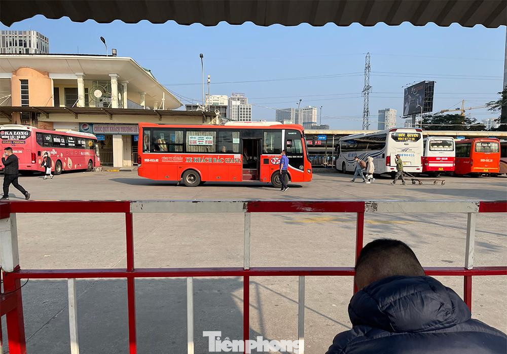 Nhiều doanh nghiệp giảm một nửa số xe chạy hàng ngày từ Hà Nội đi các tỉnh và ngược lại.