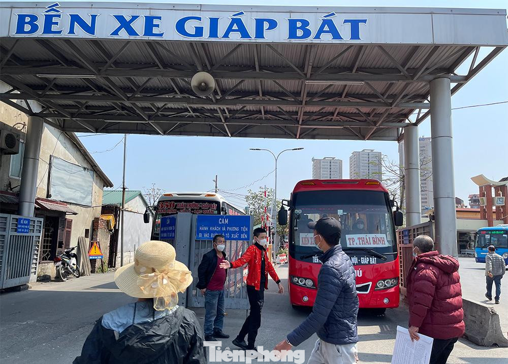 30 phút trước giờ xuất bến, một xe khách tuyến Hà Nội - Thái Bình không có khách. Phụ xe mời mỏi miệng mà chẳng ai lên xe.