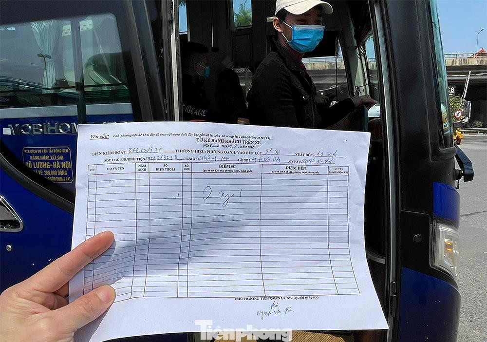 Tờ kê khai hành khách trên xe trước khi xuất bến là một con số 0 tròn trĩnh. Phó giám đốc bến xe Nước Ngầm, Trịnh Hoài Lam, cho biết:" Từ tháng 9 năm ngoái đến giờ, bến xe trong tình cảnh vắng khách. Nhân viên phục vụ ở bến xe trước có 60 người nhưng nay giảm một nửa".