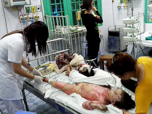 Cháu Ngọc đang được cấp cứu. Cháu Ngọc đang được cấp cứu