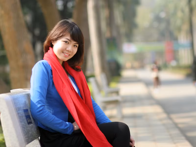 Hà Anh thêm nổi bật với sắc áo xanh và khăn đỏ