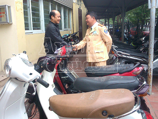 Anh Thành nhận lại xe sau 4 năm bị mất