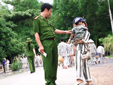 Thượng tá Phạm Văn Thân - Trưởng phòng Giáo dục Cục V - Tổng cục VIII (Bộ Công an) đang trò chuyện với hai mẹ con phạm nhân. (Giadinh.net)