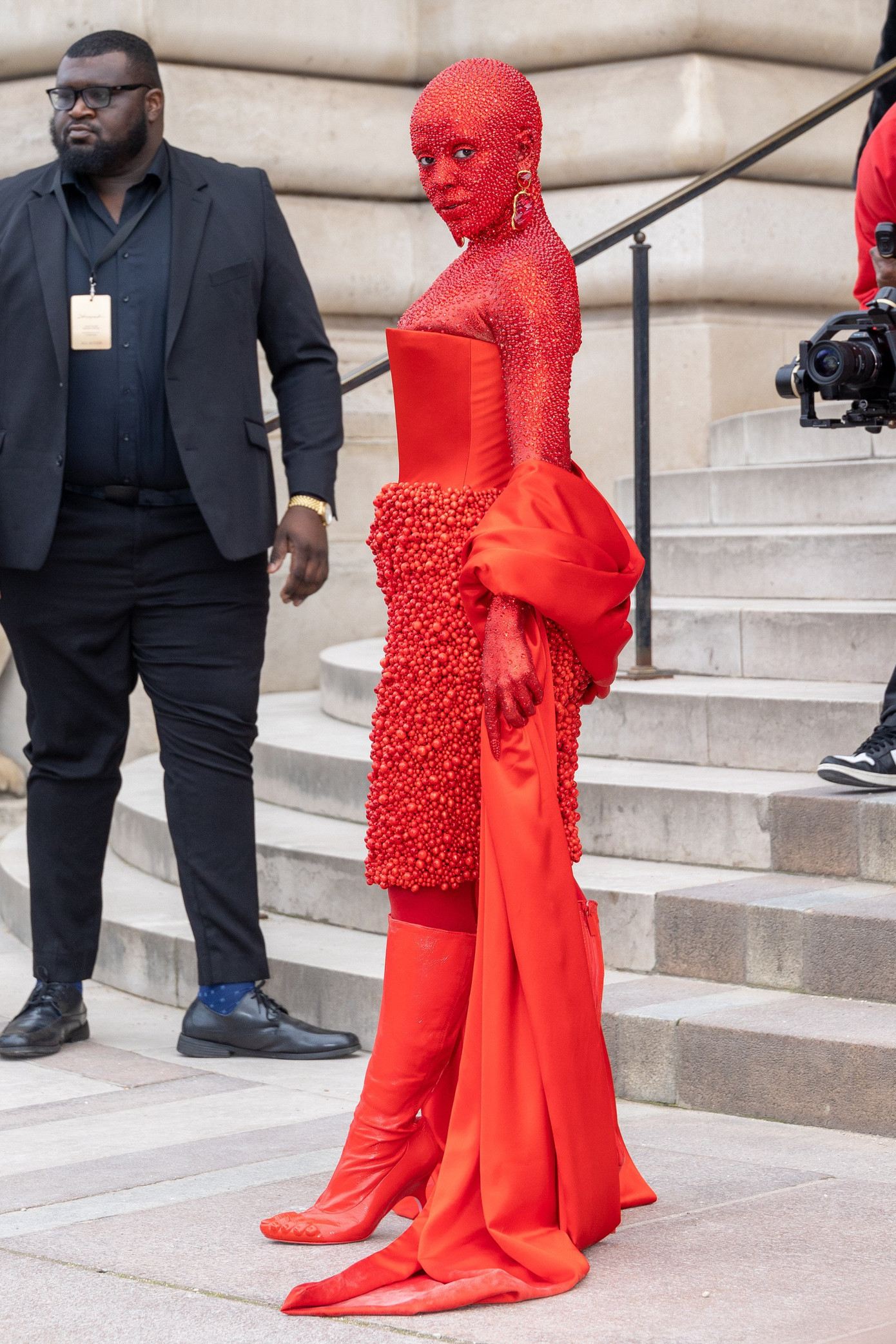 Một trong những bộ trang phục gây sốc nhất của Doja Cat được cô mặc khi tham dự sự kiện Tuần lễ thời trang Paris 2023 của Schiaparelli vào tháng 1. Nữ ca sĩ đã đeo 30.000 viên pha lê Swarovski màu đỏ thẫm. Tạo hình này của Doja Cat được thực hiện trong khoảng 5 giờ đồng hồ. Toàn bộ viên pha lê đính trên cơ thể Doja Cat đều được thực hiện bằng tay.