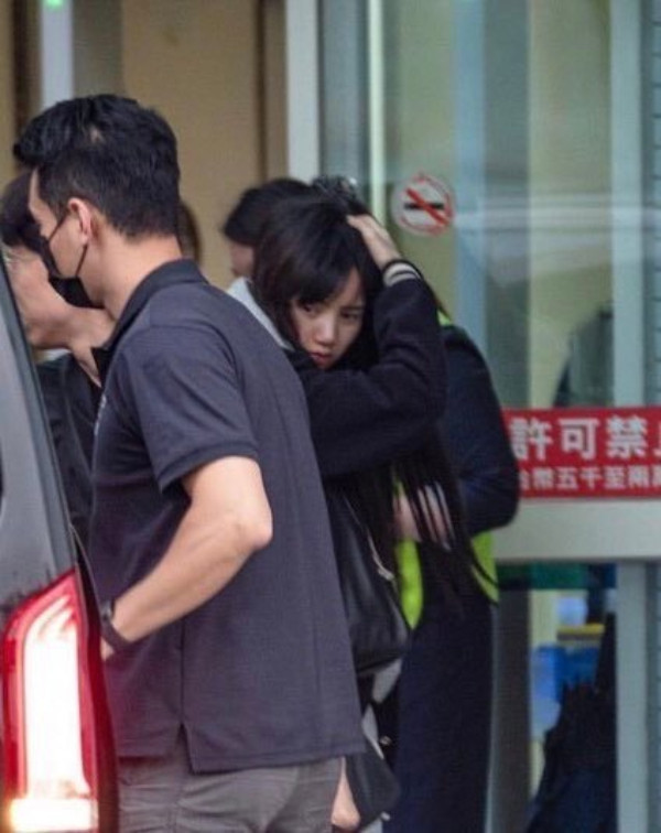 Lisa thoải mái tương tác với khán giả.