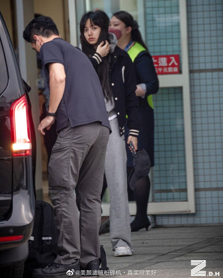 Lisa xuất hiện mặt mộc ở sân bay.