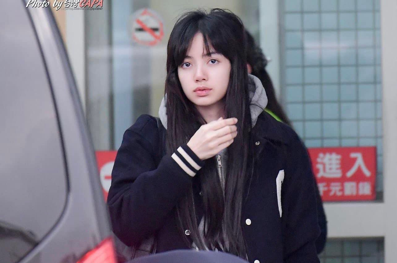 Lisa xuất hiện mặt mộc ở sân bay.