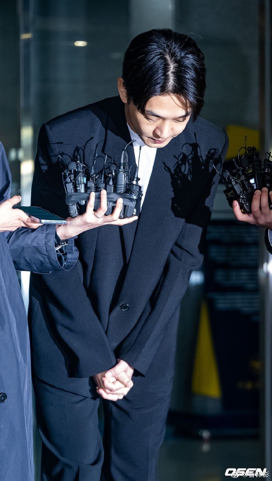 Yoo Ah In cúi đầu xin lỗi công chúng. Yoo Ah In cúi đầu xin lỗi công chúng.