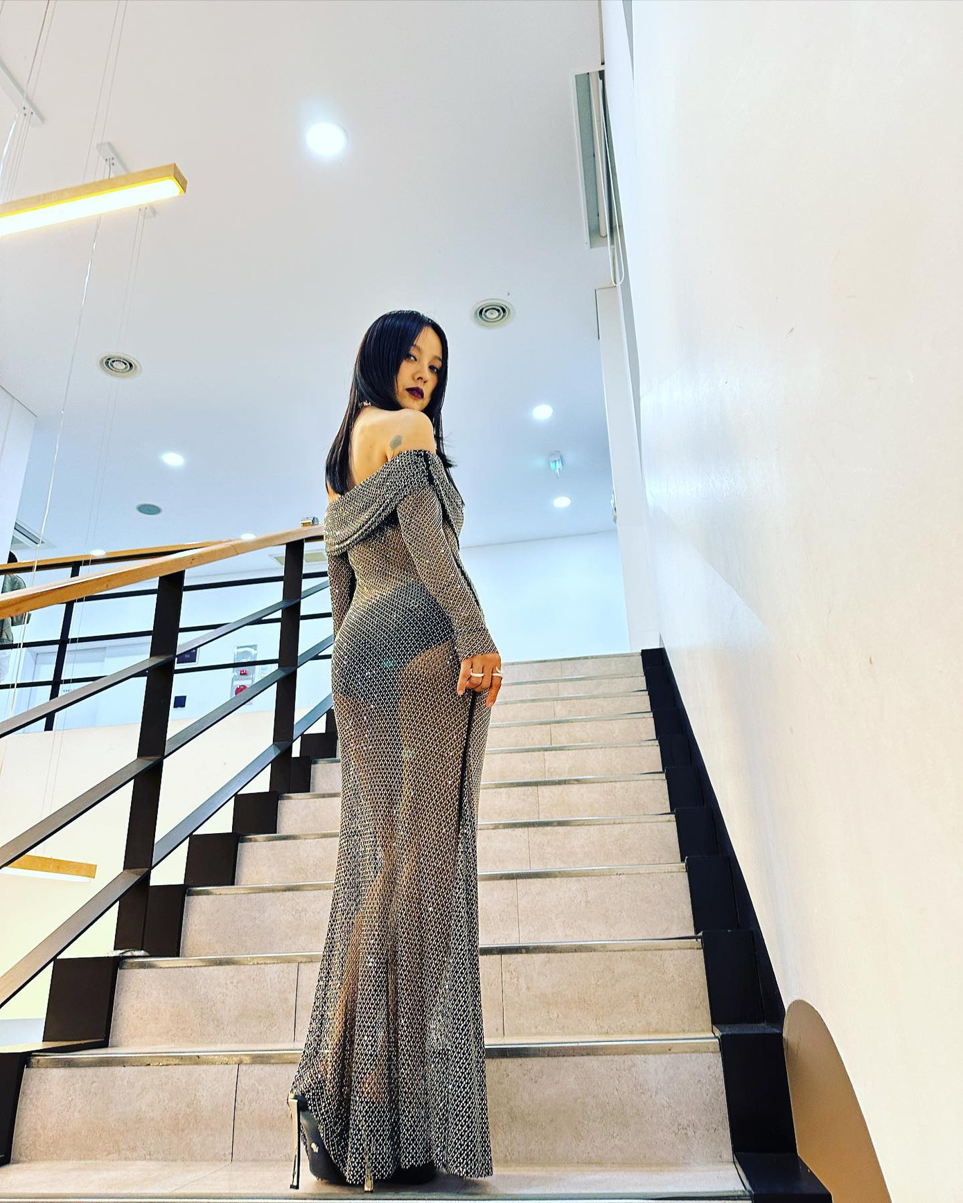 Lee Hyori diện váy xuyên thấu khoe ba vòng gợi cảm.