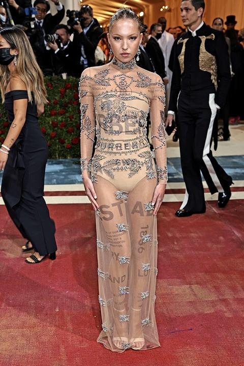 Shakira được coi là ngôi sao khéo léo truyền tải thông điệp thông qua thời trang. Trước đó, trong chiến dịch mùa Giáng sinh của Burberry năm 2022, Shakira chọn trang phục xuyên thấu có đính hạt cườm giúp tôn lên ba vòng gợi cảm của nữ ca sĩ. Trong chiến dịch này, Shakira cột tóc cao, trang điểm nhấn vào đôi mắt và dùng phụ kiện túi xách nhỏ đi kèm. Hình ảnh này của Shakira như khẳng định cô đã sẵn sàng trở lại với cuộc sống bình thường và không bị chuyện tình cảm tác động. Trước Shakira, con gái của Kate Moss, Lila Moss từng diện bộ váy này.