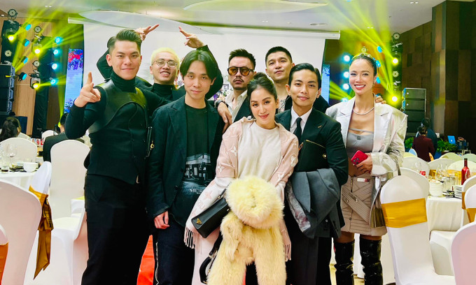 Ngày trọng đại của Hà Lê và vợ kém 13 tuổi có sự góp mặt của nhiều người nổi tiếng như vợ chồng Khánh Thi - Phan Hiển, Cường Seven, người mẫu Ngọc Anh... Trong đám cưới của Hà Lê, Cường Seven thể hiện vài ca khúc như lời chúc phúc đến đàn anh.