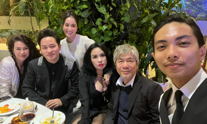 Dàn nghệ sĩ chụp hình lưu niệm với nhau ở đám cưới của Hà Lê. Trước ngày trọng đại, Hà Lê từng chia sẻ: &quot;Lúc này, tôi cảm thấy bản thân đã sẵn sàng để bước sang một trang mới trong mối quan hệ tình cảm&quot;.