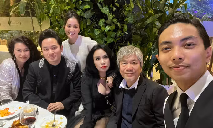 Dàn nghệ sĩ chụp hình lưu niệm với nhau ở đám cưới của Hà Lê. Trước ngày trọng đại, Hà Lê từng chia sẻ: "Lúc này, tôi cảm thấy bản thân đã sẵn sàng để bước sang một trang mới trong mối quan hệ tình cảm".