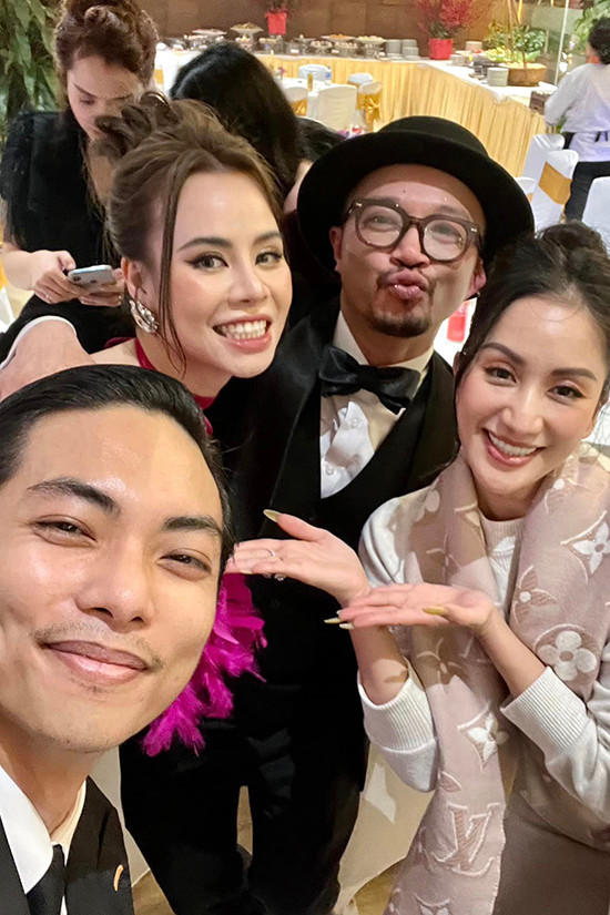 Khoảnh khắc vợ chồng Khánh Thi - Phan Hiển chụp hình kỷ niệm với Hà Lê - Giao Linh. Trước đó, hôn lễ của Phan Hiển và Khánh Thi cũng nhận được sự quan tâm lớn của khán giả.