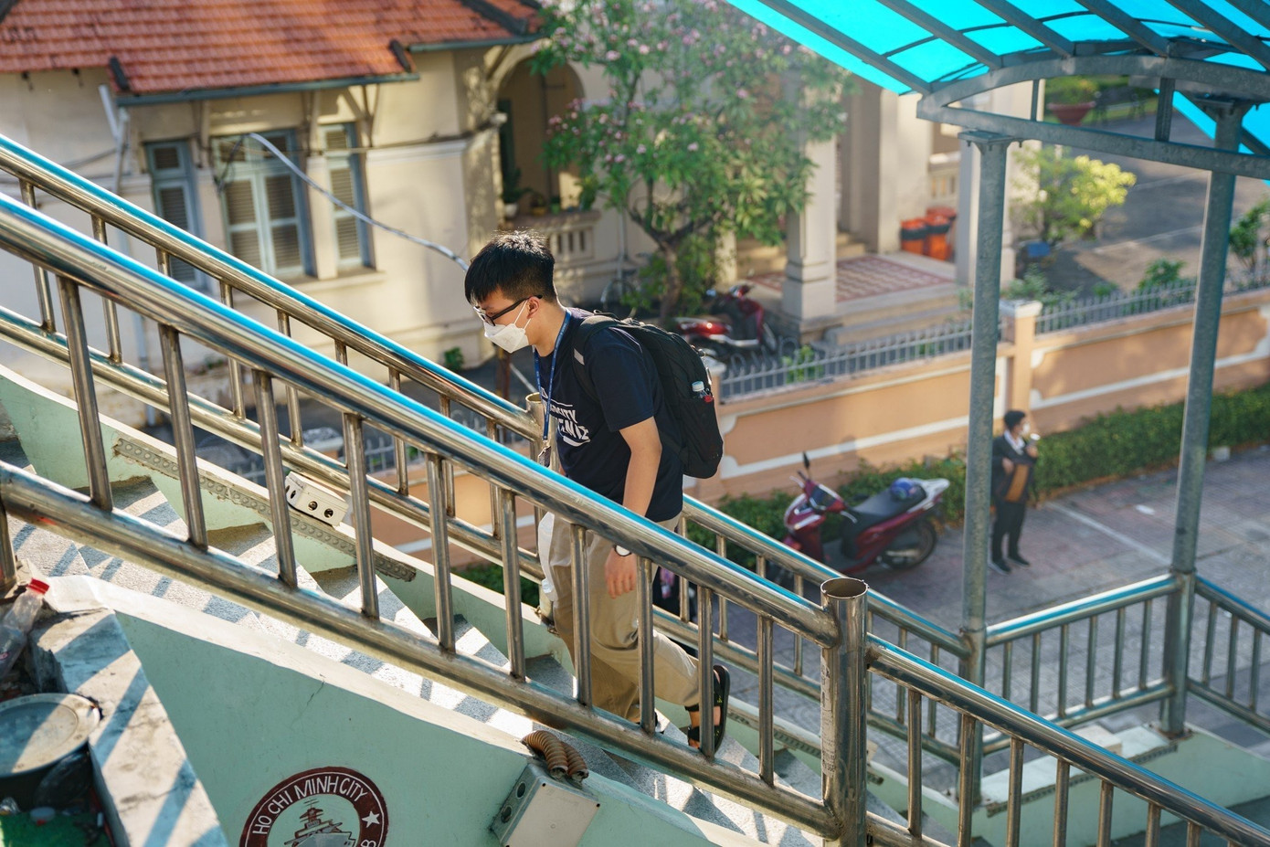 Các cầu vượt bộ hành hiện nay đều phải đảm bảo độ cao 4.75 m theo quy định. Cầu thang nối lên hai đầu cầu đều khá dốc, có nhiều bậc nhỏ, gây bất tiện cho người già, trẻ em, người khuyết tật. Các cầu vượt bộ hành hiện nay đều phải đảm bảo độ cao 4.75 m theo quy định. Cầu thang nối lên hai đầu cầu đều khá dốc, có nhiều bậc nhỏ, gây bất tiện cho người già, trẻ em, người khuyết tật.