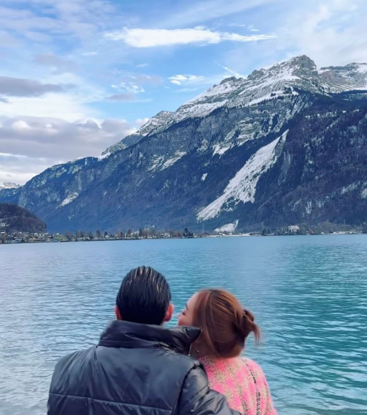 Trên Instagram cá nhân, Châu Bùi đăng loạt ảnh chụp cùng Binz kèm dòng trạng thái: "Miêu tả một điều khiến mình cảm thấy may mắn trong những năm vừa qua: Thương yêu và được yêu thương rất nhiều". Kể từ khi công khai chuyện tình cảm với Binz, Châu Bùi luôn thể hiện cô đang được sống trong những tháng ngày hạnh phúc nhất bên nửa kia. Bên cạnh thời gian dành cho công việc, người mẫu sinh năm 1997 tận dụng mọi khoảnh khắc để được ở bên người yêu. Trên Instagram cá nhân, Châu Bùi đăng loạt ảnh chụp cùng Binz kèm dòng trạng thái: "Miêu tả một điều khiến mình cảm thấy may mắn trong những năm vừa qua: Thương yêu và được yêu thương rất nhiều". Kể từ khi công khai chuyện tình cảm với Binz, Châu Bùi luôn thể hiện cô đang được sống trong những tháng ngày hạnh phúc nhất bên nửa kia. Bên cạnh thời gian dành cho công việc, người mẫu sinh năm 1997 tận dụng mọi khoảnh khắc để được ở bên người yêu.