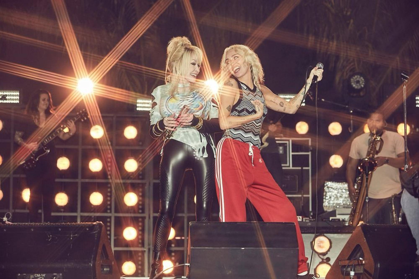 Miley Cyrus từng xuất hiện với vai trò quan trọng trong chương trình đặc biệt của NBC mang tên Miley&apos;s New Year&apos;s Eve Party. Trong đó, cô biểu diễn cùng Dolly Parton và bạn thân Paris Hilton, sử dụng nhiều bộ trang phục cổ điển.