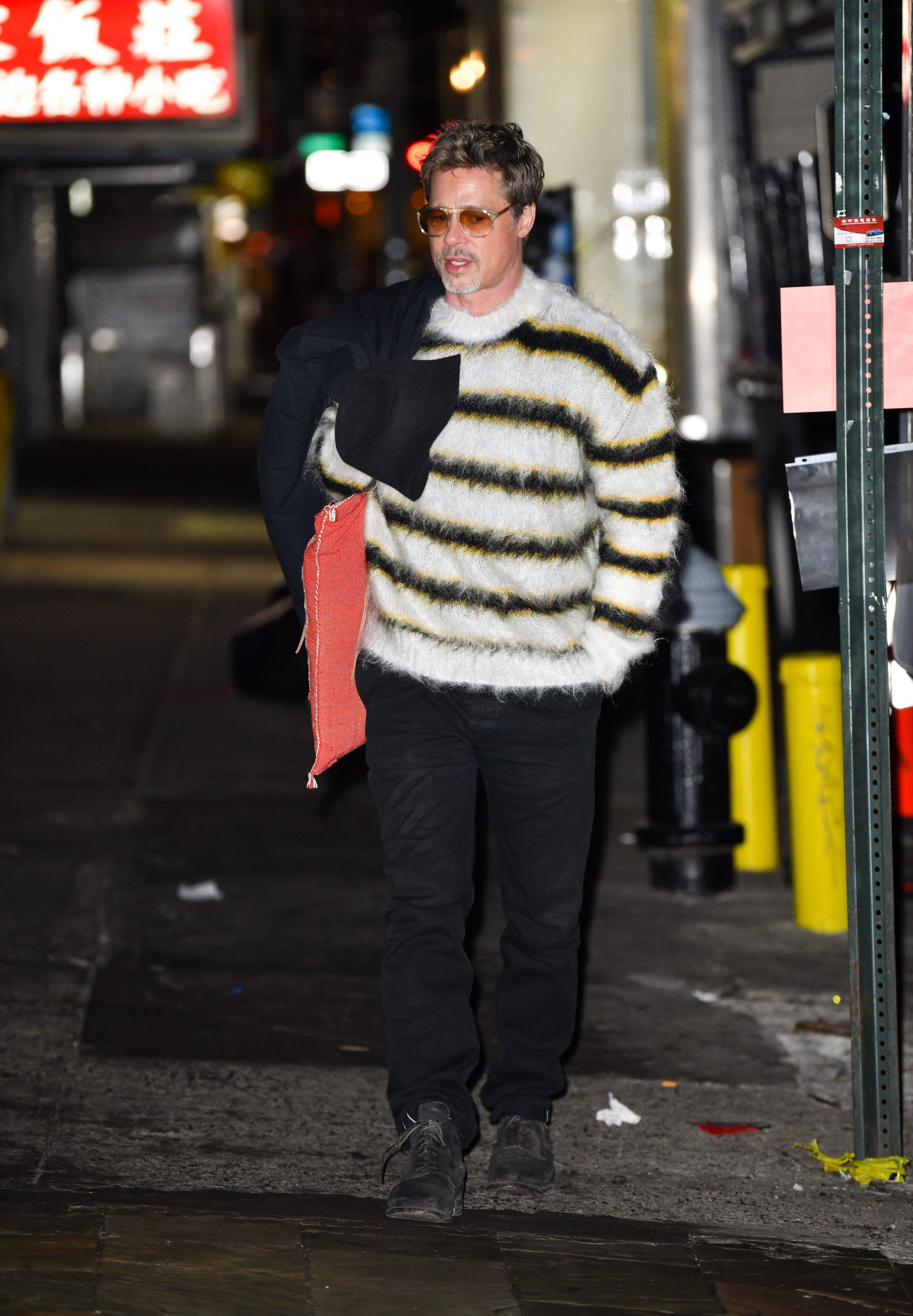 Đầu tháng 2, tài tử Hollywood xuất hiện trên phim trường với bộ trang phục gồm chiếc quần ống đứng cổ điển, kết hợp với áo len lông kẻ sọc. Chiếc kính râm màu nâu được cho là điểm nhấn của bộ đồ, giúp Brad Pitt trở nên trẻ trung và thời trang hơn. Đầu tháng 2, tài tử Hollywood xuất hiện trên phim trường với bộ trang phục gồm chiếc quần ống đứng cổ điển, kết hợp với áo len lông kẻ sọc. Chiếc kính râm màu nâu được cho là điểm nhấn của bộ đồ, giúp Brad Pitt trở nên trẻ trung và thời trang hơn.