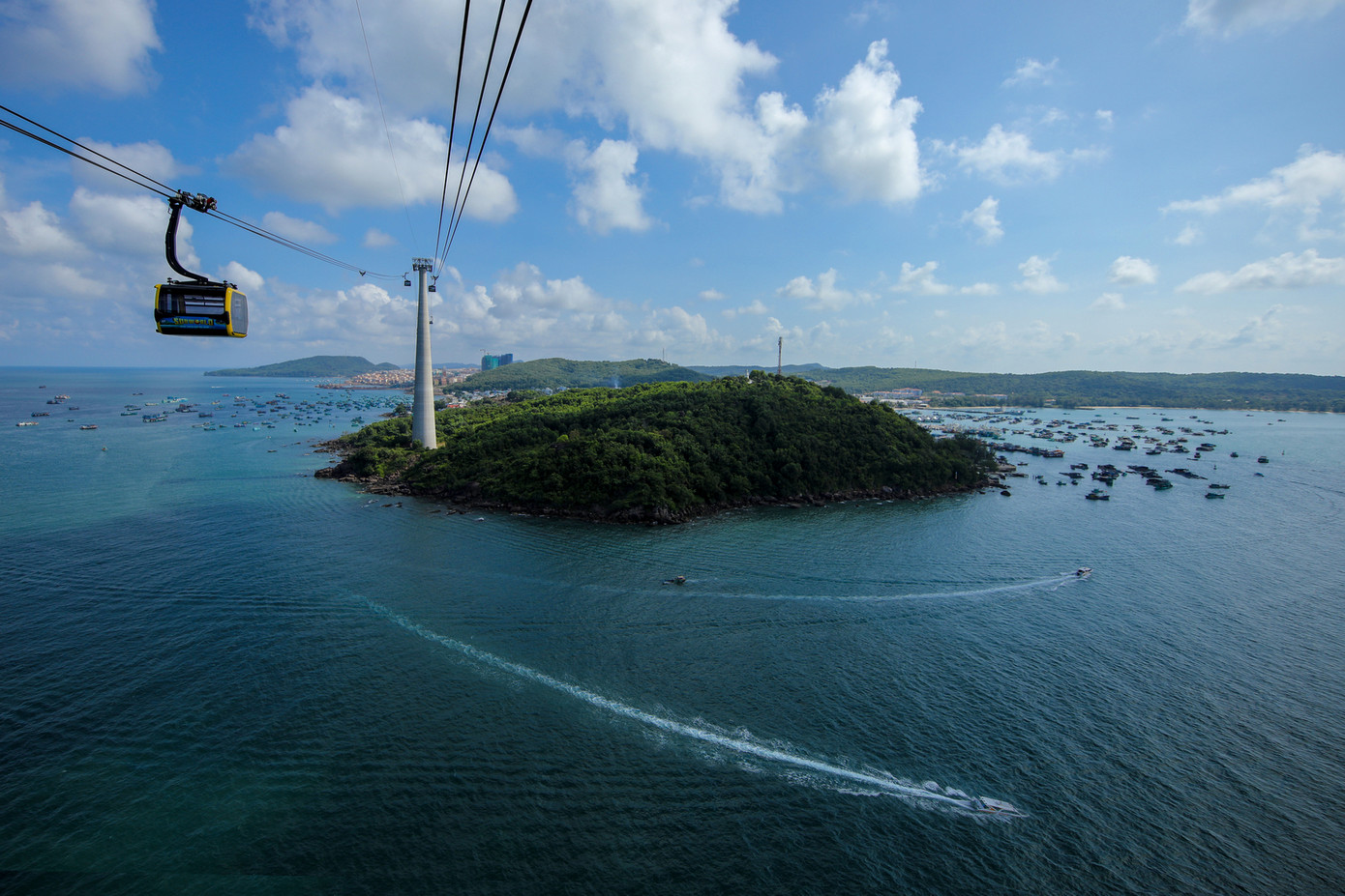 Sun World Phú Quốc tọa lạc ở đảo Hòn Thơm. Sun World Phú Quốc tọa lạc ở đảo Hòn Thơm.