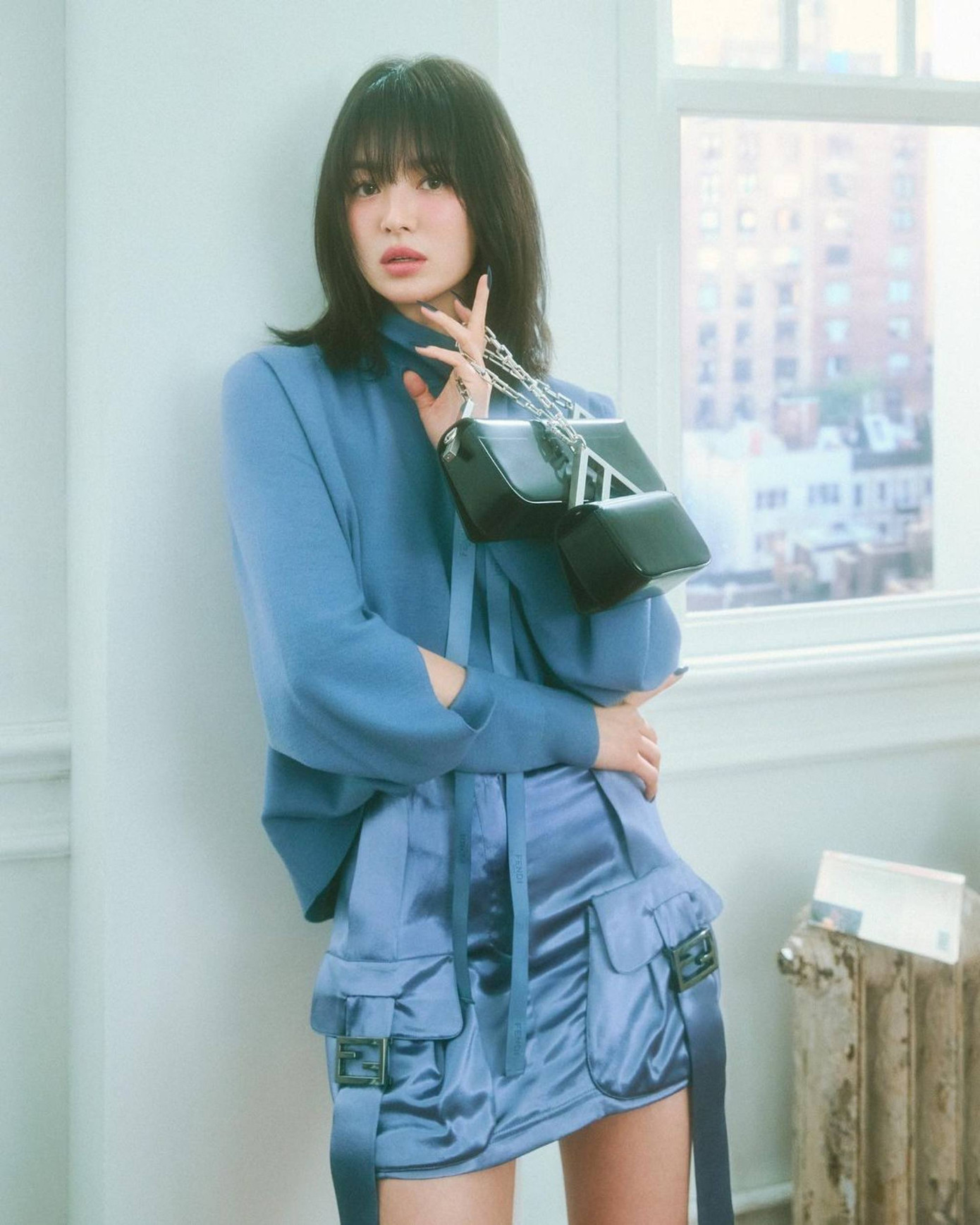 Ngoài việc chứng minh khả năng diễn xuất bằng loại vai diễn từ ngọt ngào, trong sáng đến cá tính, mạnh mẽ, Song Hye Kyo đã dành hơn 20 năm qua để khẳng định với khán giả cô là nữ diễn viên đầu tư lớn về vẻ bề ngoài với gu thời trang đa dạng. Nữ diễn viên sinh năm 1981 không chỉ là sao hạng A mà còn là gương mặt đại diện được nhiều nhãn hàng săn đón với mức cát-xê đắt đỏ. Giới chuyên môn nhận định Song Hye Kyo có gu thời trang thanh lịch, trẻ trung.