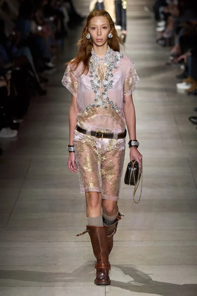 Khi nói về chuyện tình cảm, Shakira cho biết thời gian này, các con là tất cả đối với cô. "Có gia đình và các con ở bên cạnh thời điểm này, với tôi vậy là đủ", cô chia sẻ trên trang cá nhân và đính kèm bức ảnh chụp cho tạp chí Elle khi diện bộ váy đính hạt cườm đến từ thương hiệu Miu Miu.