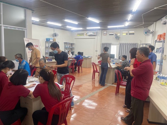 Người dân nhận tiền bồi thường tại huyện Hóc Môn sáng 6-5 Người dân nhận tiền bồi thường tại huyện Hóc Môn sáng 6-5