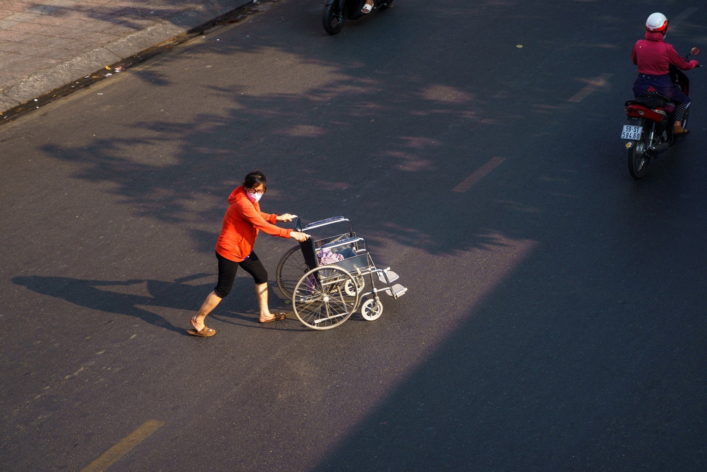 Cầu bộ hành tại Bệnh viện Ung Bướu (quận Bình Thạnh) với 2 thang máy ở 2 đầu cầu giúp y bác sĩ, bệnh nhân, thân nhân thuận tiện qua lại, giảm ùn tắc giao thông. Trái ngược với kỳ vọng trên, người dân vẫn còn thói quen băng ngang dưới lòng đường bất chấp nguy hiểm. Cầu bộ hành tại Bệnh viện Ung Bướu (quận Bình Thạnh) với 2 thang máy ở 2 đầu cầu giúp y bác sĩ, bệnh nhân, thân nhân thuận tiện qua lại, giảm ùn tắc giao thông. Trái ngược với kỳ vọng trên, người dân vẫn còn thói quen băng ngang dưới lòng đường bất chấp nguy hiểm.