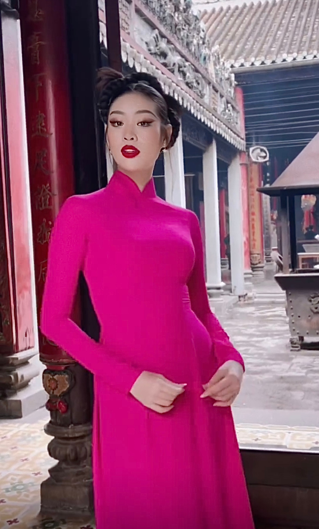 Hoa hậu Khánh Vân không nằm ngoài "đường đua áo dài". Khánh Vân chọn kiểu áo dài truyền thống, cổ V cao 3 cm, màu hồng cánh sen. Hoa hậu Hoàn vũ Việt Nam 2019 trang điểm đậm với điểm nhấn ở đôi môi căng mọng.