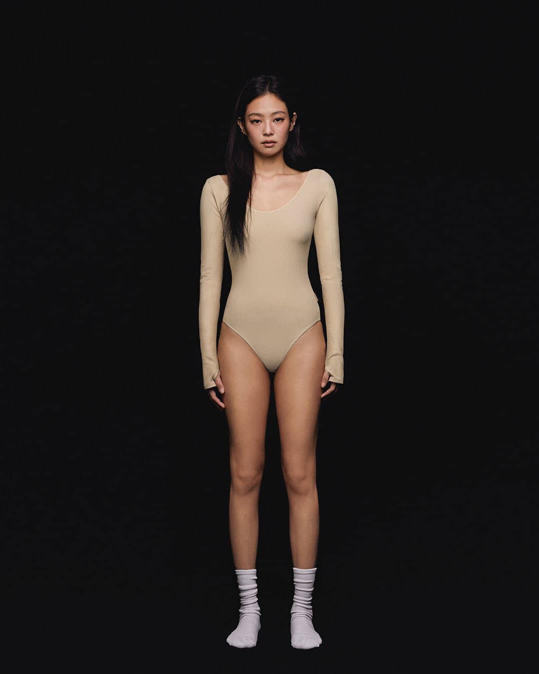 Trước đó, khi tham dự Met Gala 2023, Jennie cùng đàn chị, diễn viên Song Hye Kyo, &quot;gây bão&quot; khi xuất hiện với &quot;visual&quot; nổi bật. Giống với nhiều lần xuất hiện trước đó, Jennie lựa chọn trang phục khá an toàn với cách trang điểm đơn giản nhưng vẫn thu hút sự chú ý. Jennie ghi điểm với kiểu tóc có ý nghĩa quảng bá truyền thống văn hóa Hàn Quốc. Cô tết tóc theo phong cách thường thấy ở thời Silla và Joseon của Hàn Quốc.