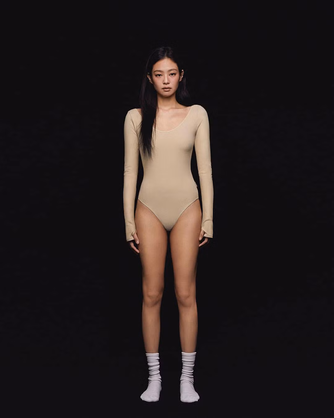 Trước đó, khi tham dự Met Gala 2023, Jennie cùng đàn chị, diễn viên Song Hye Kyo, "gây bão" khi xuất hiện với "visual" nổi bật. Giống với nhiều lần xuất hiện trước đó, Jennie lựa chọn trang phục khá an toàn với cách trang điểm đơn giản nhưng vẫn thu hút sự chú ý. Jennie ghi điểm với kiểu tóc có ý nghĩa quảng bá truyền thống văn hóa Hàn Quốc. Cô tết tóc theo phong cách thường thấy ở thời Silla và Joseon của Hàn Quốc. Trước đó, khi tham dự Met Gala 2023, Jennie cùng đàn chị, diễn viên Song Hye Kyo, "gây bão" khi xuất hiện với "visual" nổi bật. Giống với nhiều lần xuất hiện trước đó, Jennie lựa chọn trang phục khá an toàn với cách trang điểm đơn giản nhưng vẫn thu hút sự chú ý. Jennie ghi điểm với kiểu tóc có ý nghĩa quảng bá truyền thống văn hóa Hàn Quốc. Cô tết tóc theo phong cách thường thấy ở thời Silla và Joseon của Hàn Quốc.